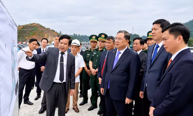 Phó Thủ tướng Thường trực khảo sát việc triển khai cửa khẩu thông minh tại Lạng Sơn