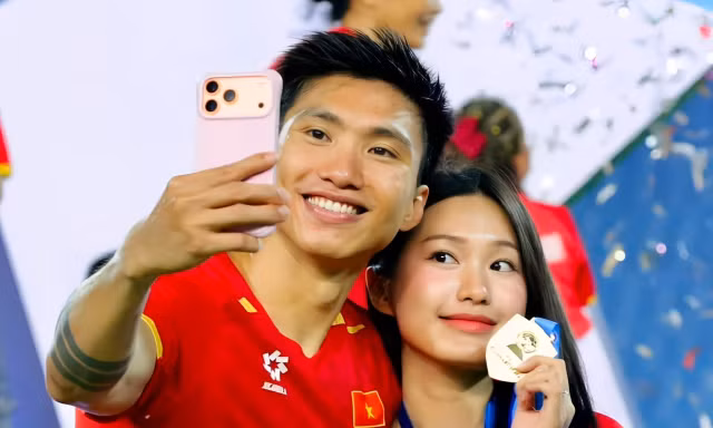 Dàn cầu thủ tuyển Việt Nam hôn vợ, khoe cúp gây bão mạng