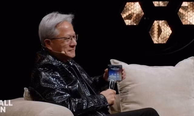 CEO Nvidia bật loa ngoài cho hàng trăm người nghe cuộc gọi của Tổng thống Trump