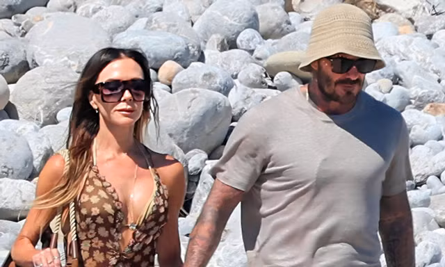 Không tin nổi đây là Victoria Beckham ở tuổi 52