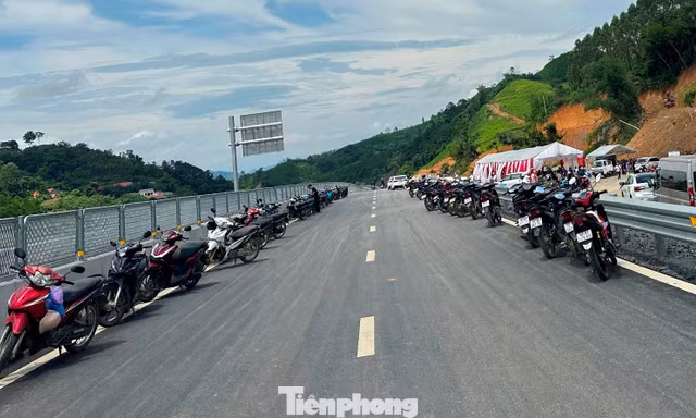 Xe máy rồng rắn ‘phi’ lên công trường cao tốc Hữu Nghị - Chi Lăng