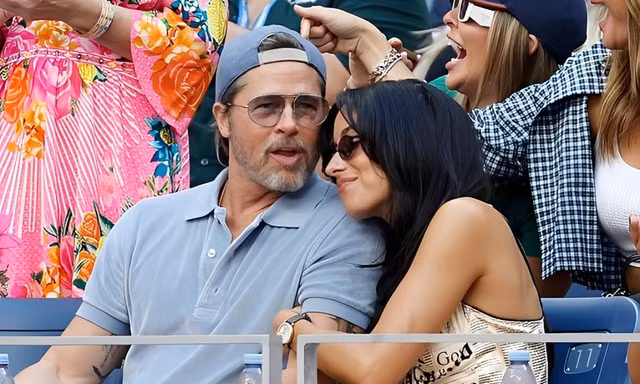 Khán giả vây kín Brad Pitt và bạn gái kém 29 tuổi
