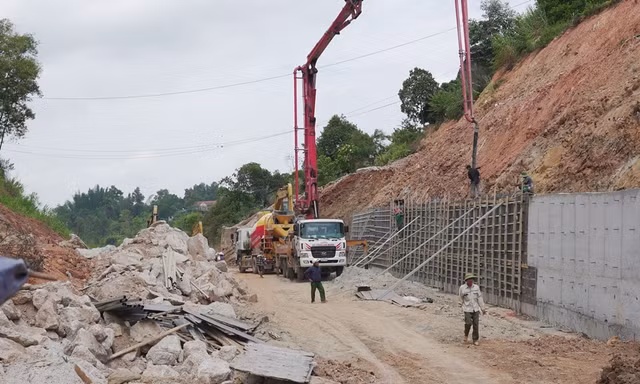 Sạt trượt bờ mái taluy dự án đường tránh trung tâm Cao Bằng