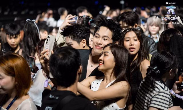 Cảnh tượng 24 nghệ sĩ bị bao vây 