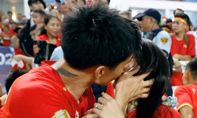 Dàn cầu thủ tuyển Việt Nam hôn vợ, khoe cúp gây bão mạng