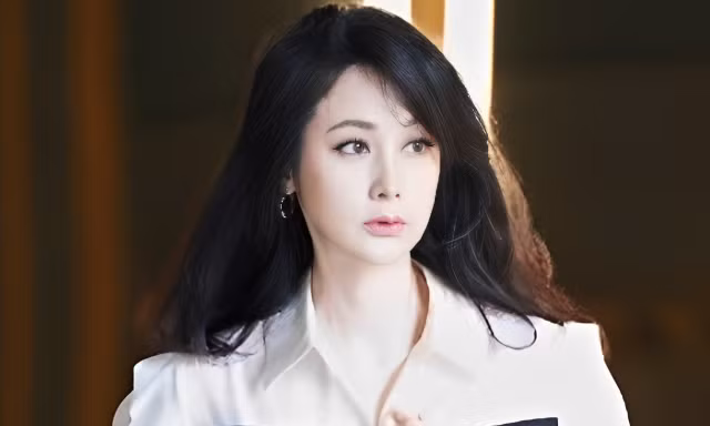 Siêu mẫu Hàn Quốc từng diễn cho Dior, Gucci đào tạo 53 thí sinh Hoa hậu Việt Nam