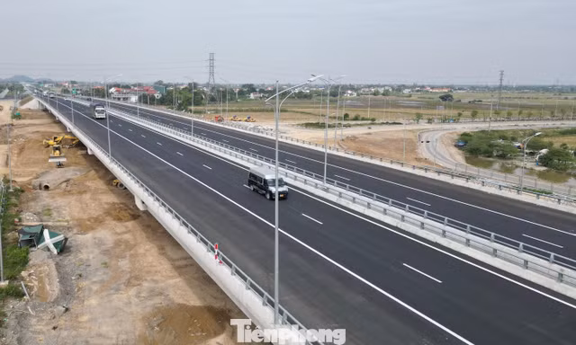 Toàn cảnh cầu vượt trên cao tốc Bắc - Nam qua Ninh Bình vừa thông xe