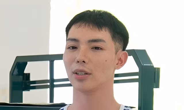 Erik liên tục phải xin lỗi 