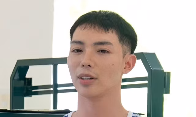 Erik liên tục phải xin lỗi 