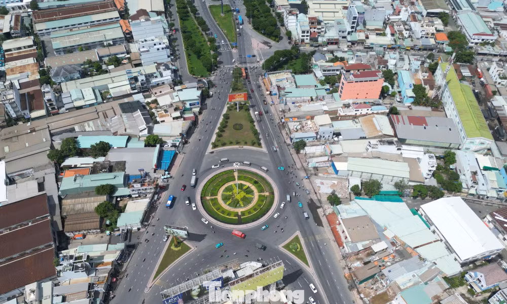 Người dân thuê xe xúc tháo dỡ nhà để mở rộng đường huyết mạch nối TPHCM - Tây Ninh