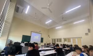 6h sáng với chuyến xe 46km đến giảng đường của sinh viên ĐH Quốc gia Hà Nội