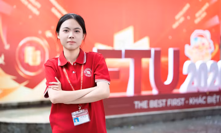 Thủ khoa toàn quốc 2026 cùng mẹ tới nhập học tại Trường ĐH Ngoại thương