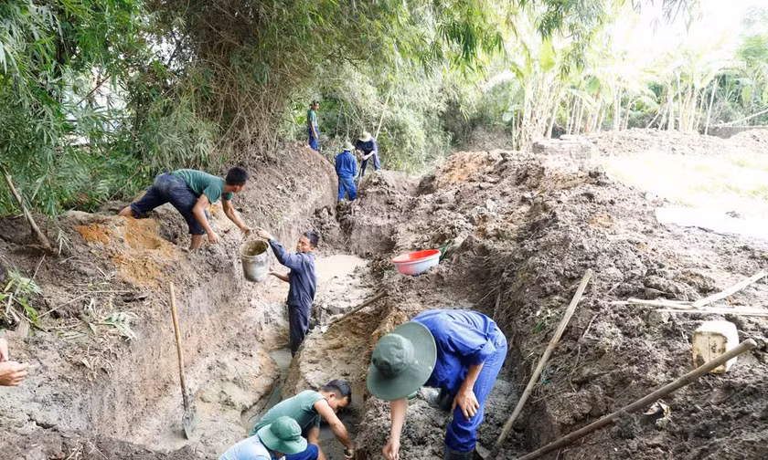 Các lực lượng tìm kiếm, quy tập hài cốt liệt sĩ tại khu vực vườn nhà người dân ở tổ dân phố Lộc Thuận (phường An Nhơn Bắc).