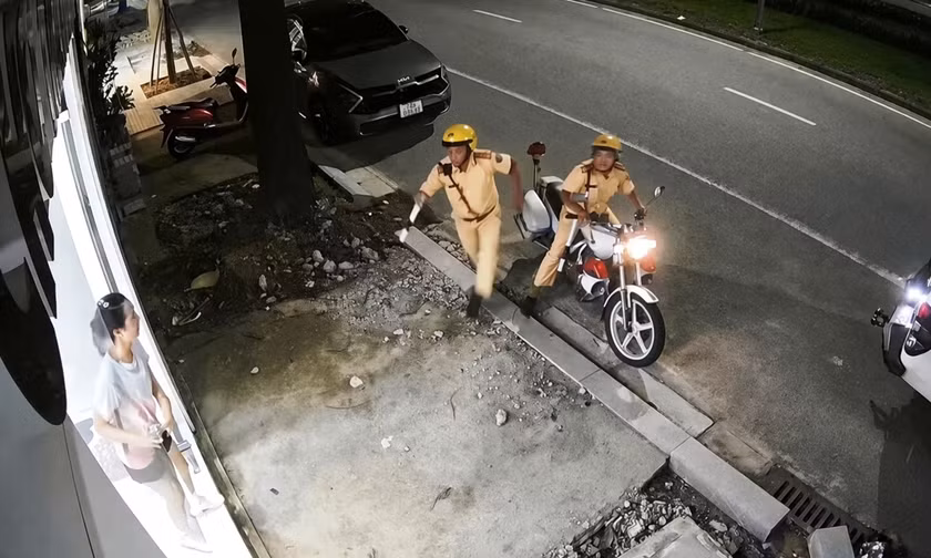 Hai cảnh sát giao thông cứu người đột quỵ khi đang làm nhiệm vụ trên phố