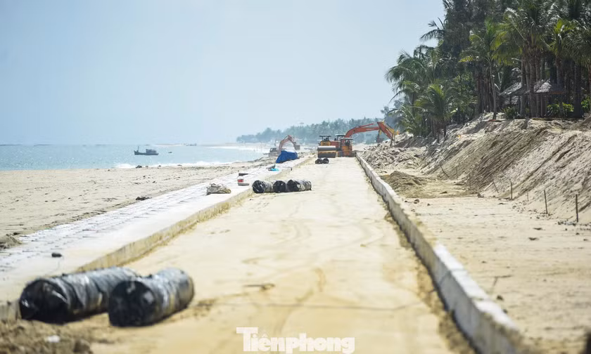 Kè biển hơn 200 tỷ chắn sóng, ngăn cát tràn Hội An