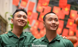 Tạm gác giảng đường, anh em ruột tình nguyện lên đường nhập ngũ