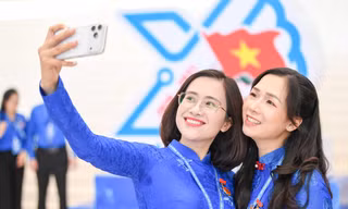 Đại biểu Đại hội Đoàn toàn quốc lần thứ XIII rạng rỡ ‘check-in’ trước giờ khai mạc