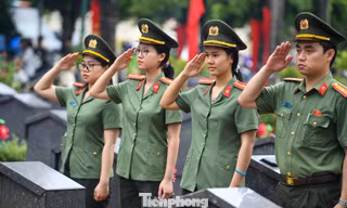 Lặng người trước khoảnh khắc tri ân ở Nghĩa trang Liệt sĩ TP Hà Nội