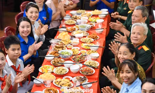 Người trẻ vào bếp nấu cơm tri ân, nghe cựu chiến binh kể chuyện chiến trường