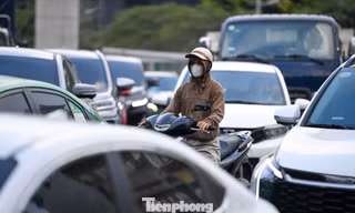 Dòng xe ùn tắc hàng dài trong ngày đầu phân luồng thi công cầu Tứ Liên