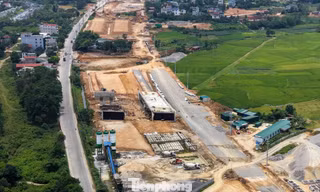 Cảnh công trường thi công tuyến đường nghìn tỷ nối Đại lộ Thăng Long với Hòa Bình