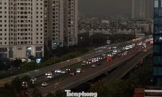 'Đêm ập xuống' giữa ban ngày ở Hà Nội, mây dông bao trùm nội đô