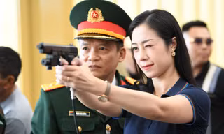 Bạn trẻ hào hứng trải nghiệm bắn súng tại Triển lãm 80 năm thành tựu đất nước
