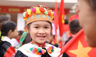 Bí thư Trung ương Đoàn Nguyễn Tường Lâm dự khai giảng và lễ chào cờ tại Lũng Cú, Tuyên Quang
