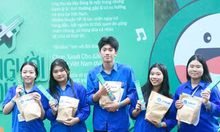 Sinh viên, tình nguyện viên đồng hành cùng AI hỗ trợ khám sức khỏe miễn phí tại Hà Nội
