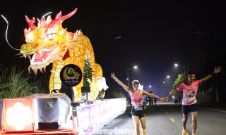 Gần 3.000 runner chạy giữa những đèn lồng Trung Thu khổng lồ