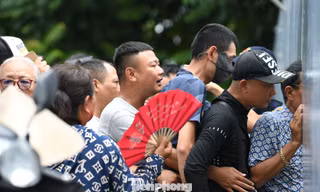 Chen chân xếp hàng mua vé Việt Nam - Malaysia, ‘phe vé’ ế khách