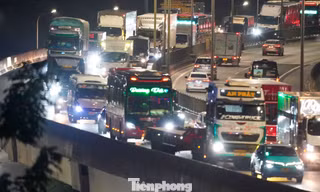 Mọi cửa ngõ đều tắc, tài xế ám ảnh đi 4 tiếng không ra khỏi Hà Nội