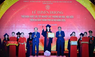 Hà Nội tuyên dương 95 thủ khoa xuất sắc năm 2025