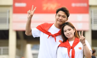 Cặp đôi khoe sắc đỏ áo dài, cờ Tổ quốc trước ‘Tổ quốc trong tim’
