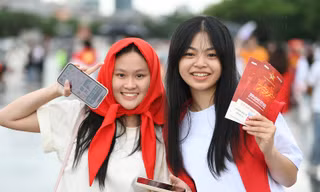 Khán giả trẻ đến Mỹ Đình từ sớm chờ ‘Tổ quốc trong tim’