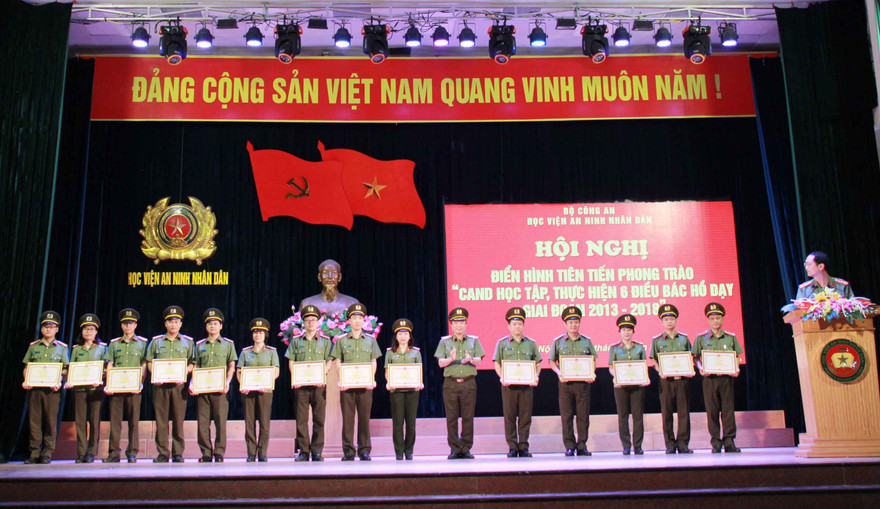 Thiếu tướng, GS.TS Lê Minh Hùng, Phó Giám đốc Học viện ANND trao Bằng khen cho các tập thể tiêu biểu trong phong trào thi đua.