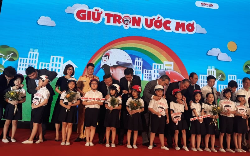 Trao gần 2 triệu mũ bảo hiểm cho học sinh lớp 1 năm học 2020-2021. 