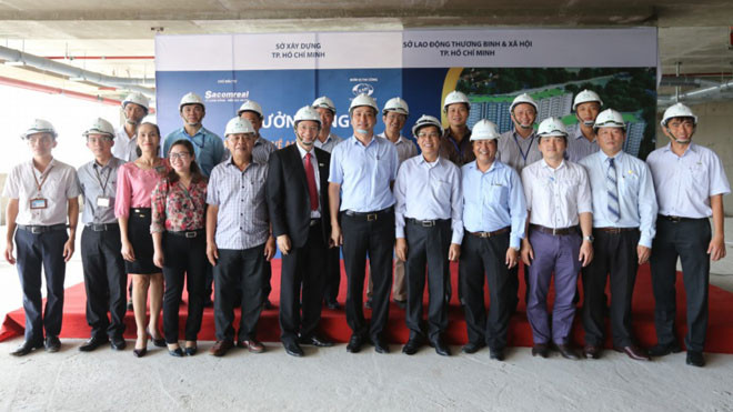 Đại diện các Sở ban ngành TPHCM và lãnh đạo công ty Sacomreal tại buổi hưởng ứng tháng lao động 