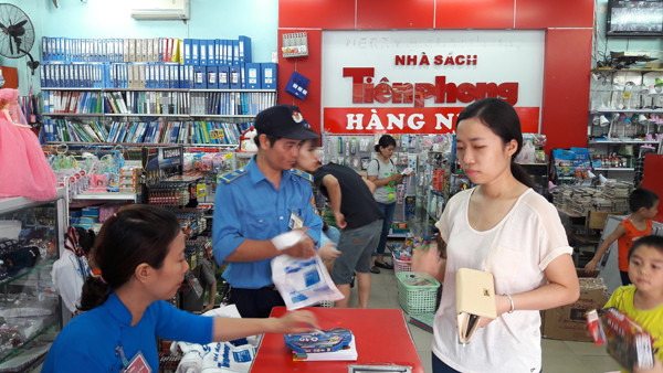 Nhà sách Tiền Phong đón hàng trăm lượt khách mỗi ngày dịp 1/6