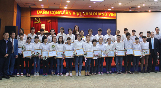 Quỹ học bổng Thắp sáng Niềm tin trao học bổng cho các em học sinh nghèo hiếu học