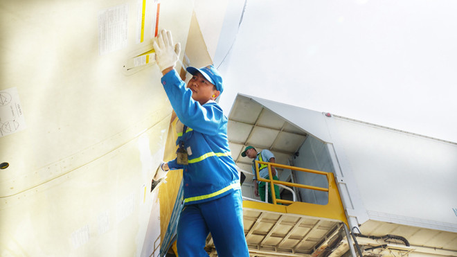 Nhân viên mặt đất của VNA chuẩn bị cho một chuyến bay mới