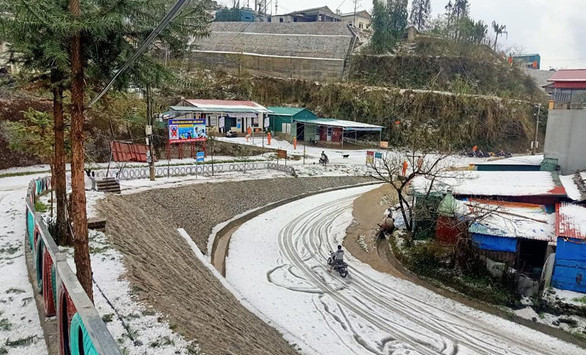 Mưa đá khiến nhiều địa phương ở Lai Châu băng tuyết phủ khắp nơi.