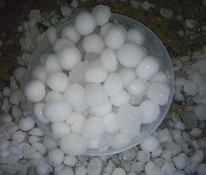 Dông lốc, mưa đá to như quả trứng gà làm hư hỏng nhiều nhà dân ở Lào Cai