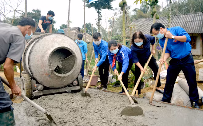 Tỉnh Đoàn Yên Bái ra quân khởi công Công trình Con đường em đến trường tại thôn Tông Cụm, xã Minh Xuân. Ảnh: Thu Trang.
