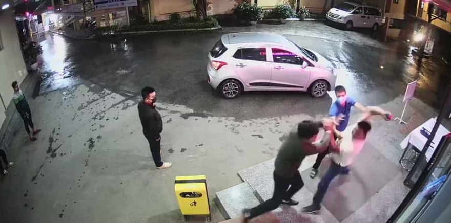Nam thanh niên áo trắng hành hung nhân viên bệnh viện vì bị nhắc nhở không đeo khẩu trang. Ảnh: Cắt từ camera. 