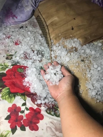 Mưa đá, giông lốc khiến giao thông bị chia cắt, nhiều ngôi nhà bị tốc mái.