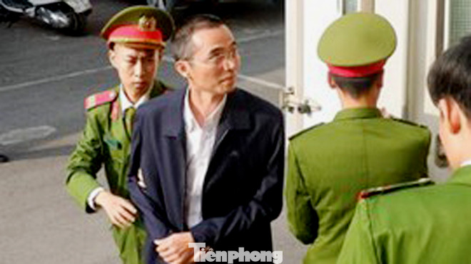 Cơ quan chức năng áp giải cựu Chánh Tranh tra Bộ Thông tin và Truyền thông trong đợt xét xử lần 1 ngày 25/11/2019.