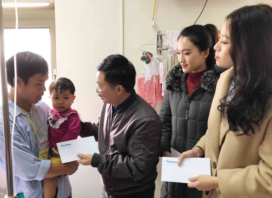 Chủ nhật Đỏ tặng quà bệnh nhi Viện huyết học truyền máu T.Ư