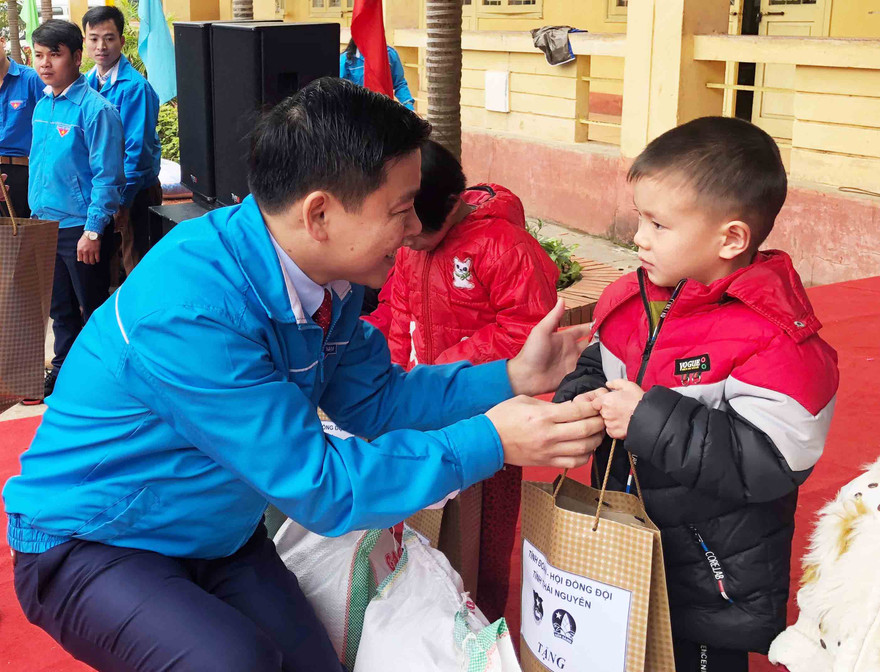 Anh Ngô Thế Hoàn, Bí thư Tỉnh Đoàn Thái Nguyên tặng quà tết cho các em học sinh Trường Tiểu học Hợp Tiến (Đồng Hỷ). 