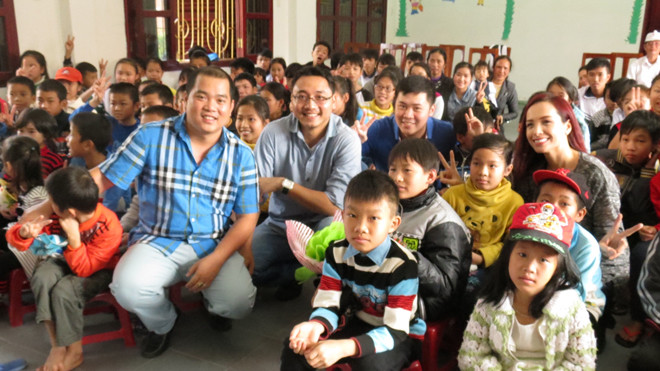 Vợ chồng nghệ sỹ Minh Khang - Thúy Hạnh tại làng trẻ SOS Quảng Bình